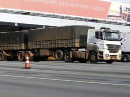 Planeta Responde: Porque alguns pneus do caminhão não tocam o chão?