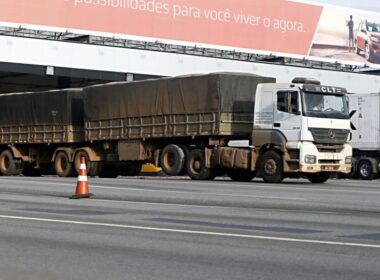 Planeta Responde: Porque alguns pneus do caminhão não tocam o chão?