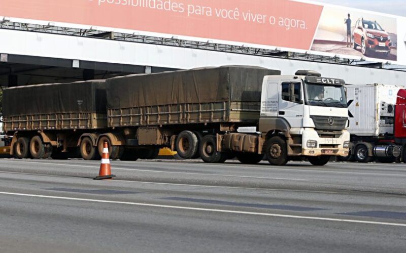 Planeta Responde: Porque alguns pneus do caminhão não tocam o chão?