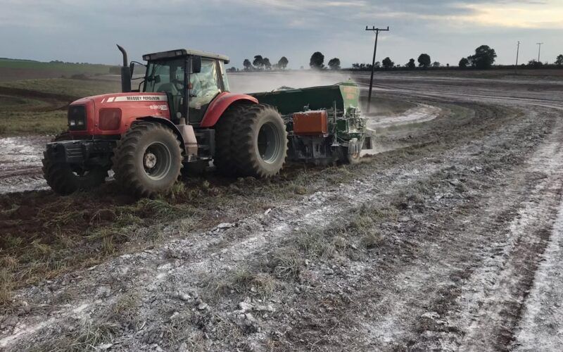 Calcário não é adubo! Saiba a importância dele para o solo da fazenda