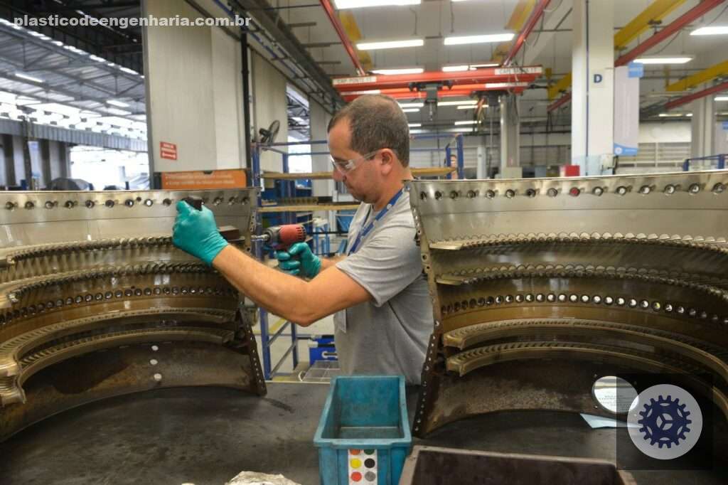 Imagem de trabalhador, representando a confiança industrial na primeira metade de 2024