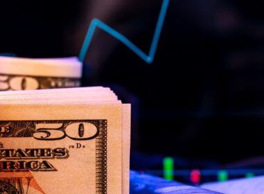 dolar dispara investidores atentos ao bce e dados economicos dos