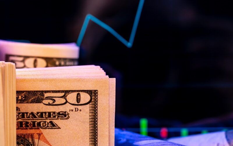 dolar dispara investidores atentos ao bce e dados economicos dos