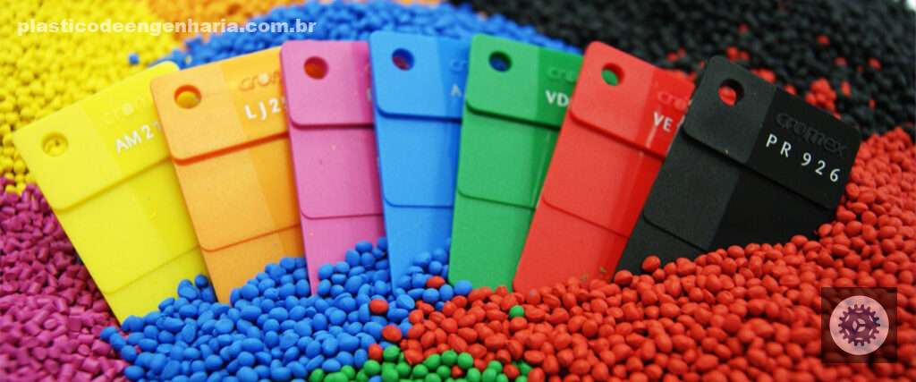 Na foto aparecem 7 materiais coloridos, da cor: amarela, laranja, rosa, azul, verde, vermelho e preto. 
    Eles representam as diferenças entre resinas, pigmentos e masterbatches