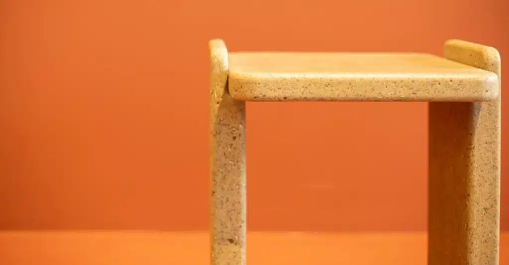 Na imagem aparece o móvel feito de plástico biodegradável, ele tem uma cor marrom
