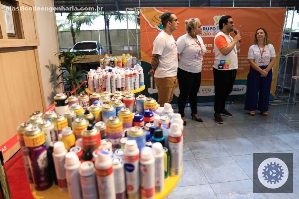 Pessoas responsáveis pela ação sustentável na Aleam, promovendo campanha de reciclagem