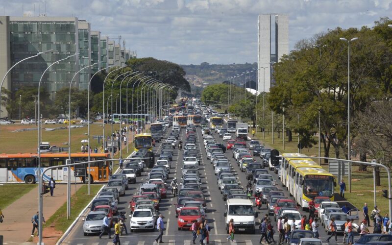 Emissões de transportes devem cair 10% até 2034 com uso de biocombustíveis, prevê EPE.