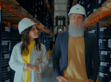 Dunlop lança campanha sobre seus mais 130 anos de história com participação de Eriberto Leão
