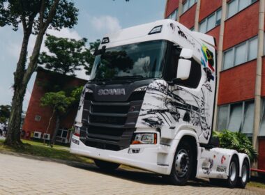 Brilhante Transportes recebe caminhão personalizado da Scania em comemoração aos seus 20 anos