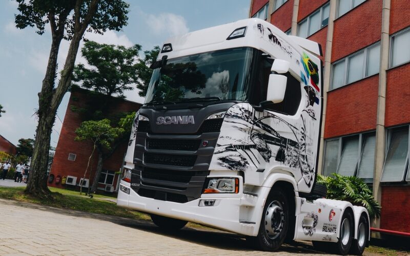 Brilhante Transportes recebe caminhão personalizado da Scania em comemoração aos seus 20 anos