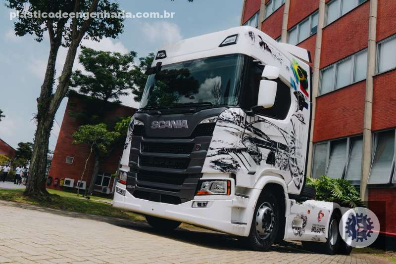 Brilhante Transportes recebe caminhão personalizado da Scania em comemoração aos seus 20 anos