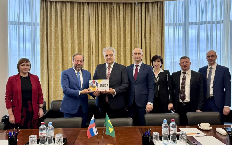 Estatal russa planeja investir em reservas de urânio e lítio no Brasil para fortalecer seu abastecimento energético.