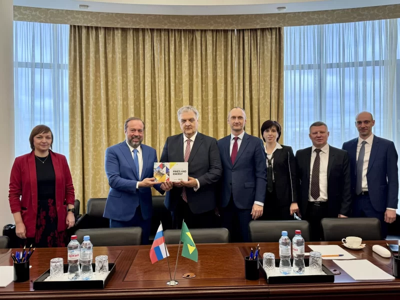 Estatal russa planeja investir em reservas de urânio e lítio no Brasil para fortalecer seu abastecimento energético.