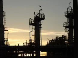 Estoques de petróleo nos EUA têm queda de 11,4 milhões de barris, informa Departamento de Energia.