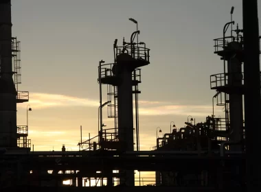 Estoques de petróleo nos EUA têm queda de 11,4 milhões de barris, informa Departamento de Energia.
