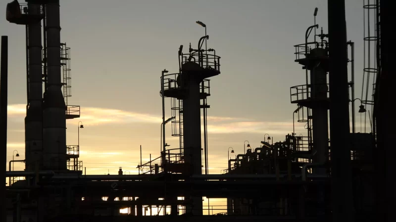 Estoques de petróleo nos EUA têm queda de 11,4 milhões de barris, informa Departamento de Energia.