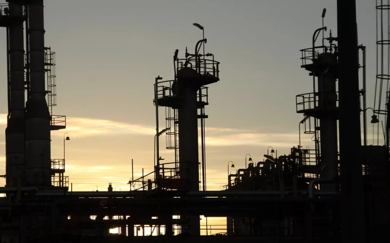 Estoques de petróleo nos EUA têm queda de 11,4 milhões de barris, informa Departamento de Energia.
