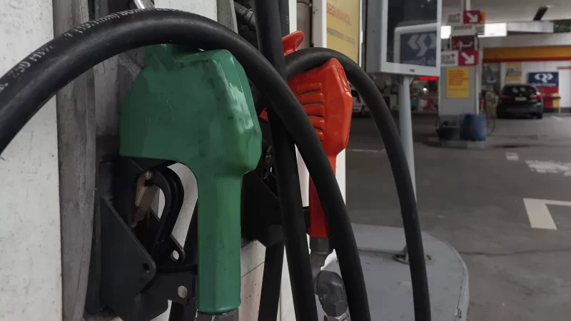 Etanol é mais competitivo que gasolina em 5 estados, revela levantamento da ANP sobre preços em todo o Brasil.