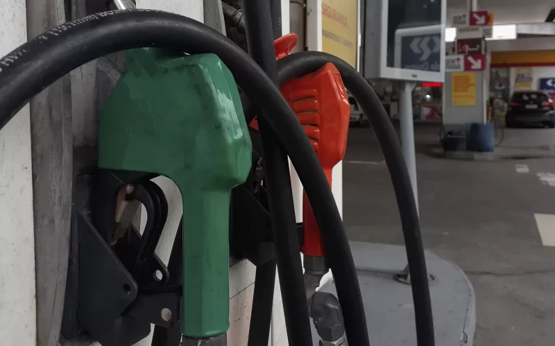 Etanol é mais competitivo que gasolina em 5 estados, revela levantamento da ANP sobre preços em todo o Brasil.