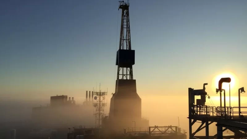 EUA: Estoques de petróleo têm queda de 2,79 milhões de barris, informa Departamento de Energia.