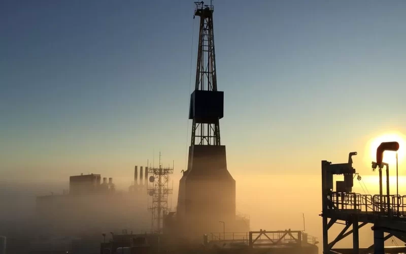 EUA: Estoques de petróleo têm queda de 2,79 milhões de barris, informa Departamento de Energia.