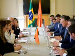 Fávaro propõe regionalização para fortalecer a resposta a crises sanitárias na OMSA e melhorar a saúde global. 14 Fávaro propõe regionalização para fortalecer a resposta a crises sanitárias na OMSA e melhorar a saúde global.