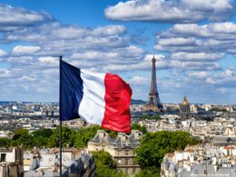 França critica acordo UE-EUA, enquanto outros países da UE buscam estratégias para evitar a submissão comercial.
