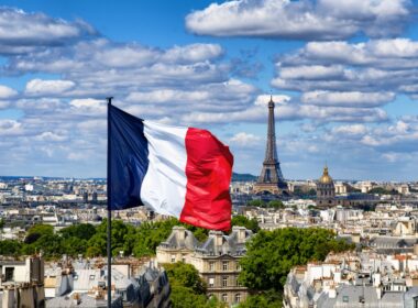 França critica acordo UE-EUA, enquanto outros países da UE buscam estratégias para evitar a submissão comercial.