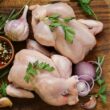 Frango brasileiro se destaca no mercado global com quase 400 mil toneladas em exportações e qualidade incomparável.