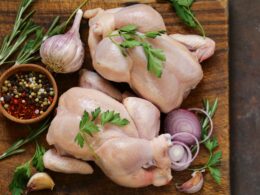 Frango brasileiro se destaca no mercado global com quase 400 mil toneladas em exportações e qualidade incomparável.