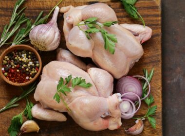 Frango brasileiro se destaca no mercado global com quase 400 mil toneladas em exportações e qualidade incomparável.