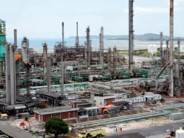Gasolina fica mais barata, e diesel sobe, na Refinaria de Mataripe a partir desta quinta