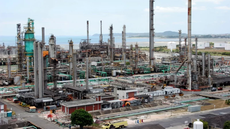 Gasolina fica mais barata, e diesel sobe, na Refinaria de Mataripe a partir desta quinta