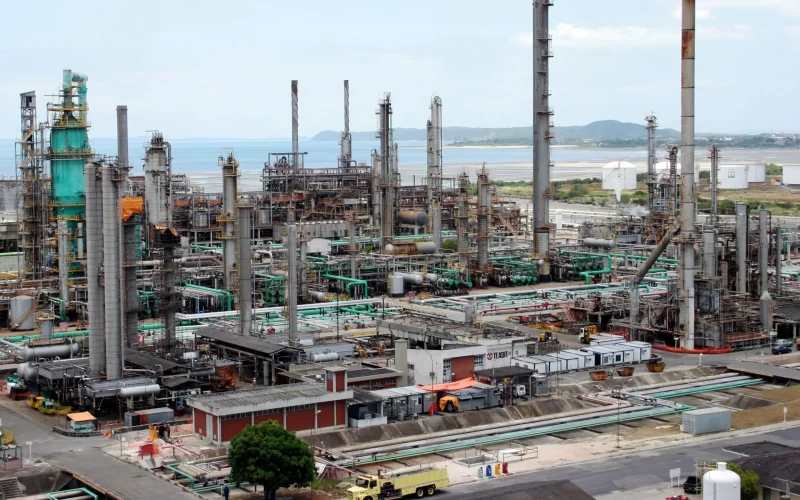 Gasolina fica mais barata, e diesel sobe, na Refinaria de Mataripe a partir desta quinta