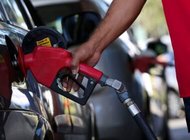 Gasolina mais barata derruba grupo Transportes e freia inflação ao consumidor, diz FGV