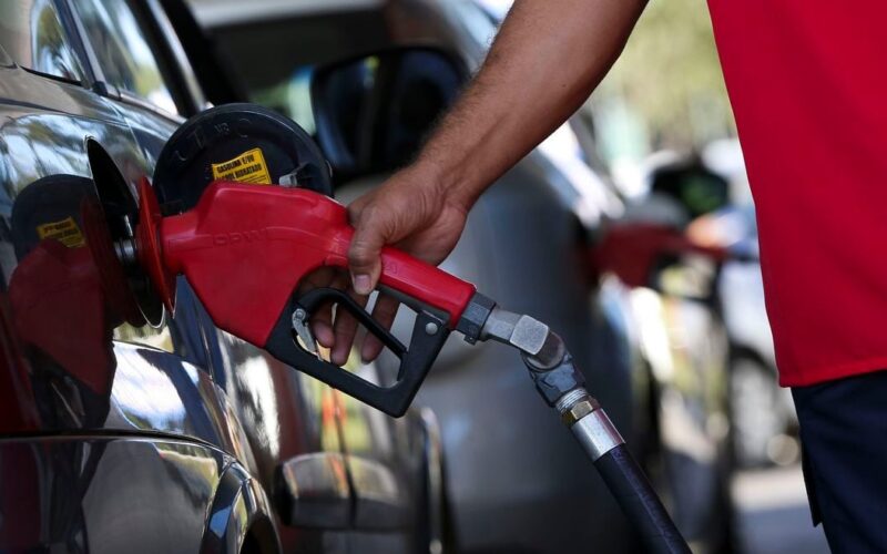Gasolina mais barata derruba grupo Transportes e freia inflação ao consumidor, diz FGV