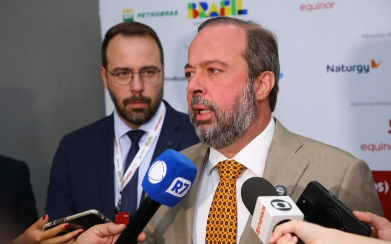 Governo adia decisão sobre gás e prevê consulta pública sobre regras fiscais.