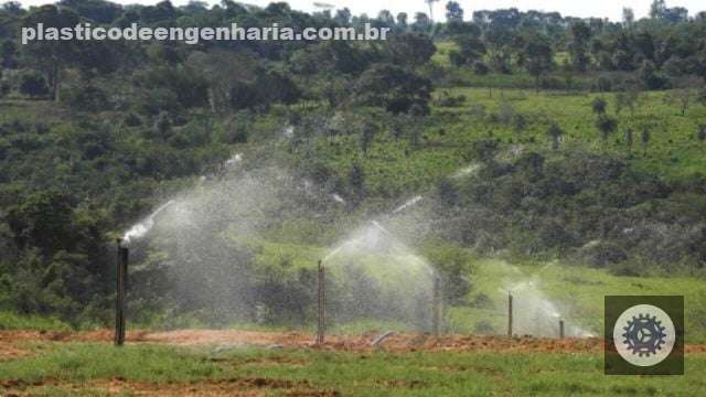 Irrigação em área de pastagem é uma das tecnologias que estão potencializando o semiconfinamento no País. Foto: Guilherme Vieira