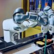 Hamburgueres perfeitos em minutos: como robôs da ABB e BurgerBots transformam o fast food com eficiência e qualidade
