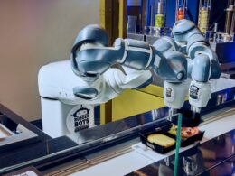 Hamburgueres perfeitos em minutos: como robôs da ABB e BurgerBots transformam o fast food com eficiência e qualidade