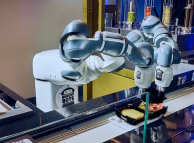 Hamburgueres perfeitos em minutos: como robôs da ABB e BurgerBots transformam o fast food com eficiência e qualidade