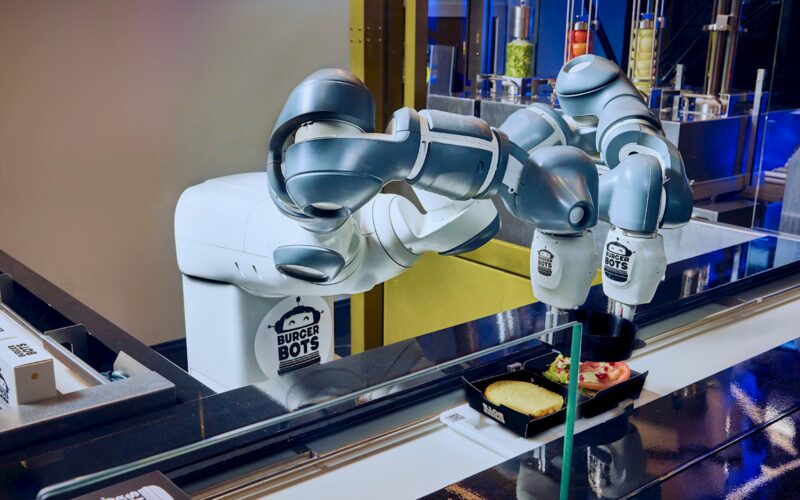 Hamburgueres perfeitos em minutos: como robôs da ABB e BurgerBots transformam o fast food com eficiência e qualidade