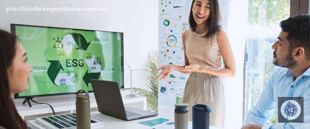 Na imagem aparecem três pessoas, sendo duas mulheres brancas e um homem de pele branca também. Eles olham para a tela do computador que destaca a sigla ESG. A imagem representa a implementação de práticas ESG em pequenas empresas