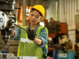impulsionado por jovens emprego na industria cresce 75 e alcanca