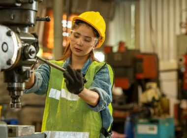 impulsionado por jovens emprego na industria cresce 75 e alcanca