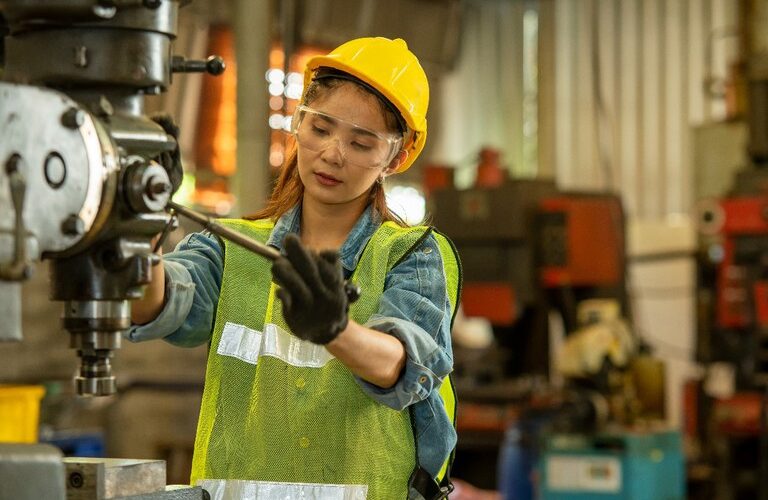 impulsionado por jovens emprego na industria cresce 75 e alcanca