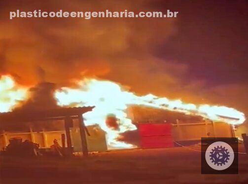 Incêndio em aviário em Cascavel causa grande perda e destaca a vulnerabilidade da avicultura brasileira.