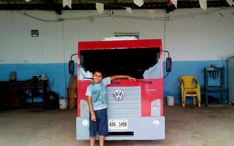 Pai constrói um mini Constellation e presenteia filho apaixonado por caminhão