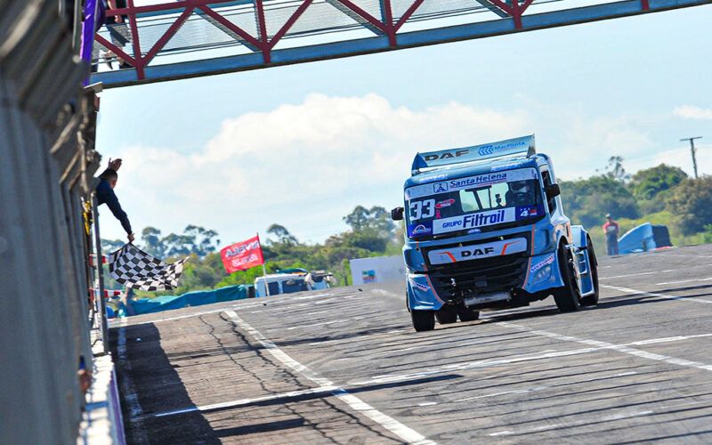 Joãozinho Santa Helena ganha a prova extra da Fórmula Truck em Rivera