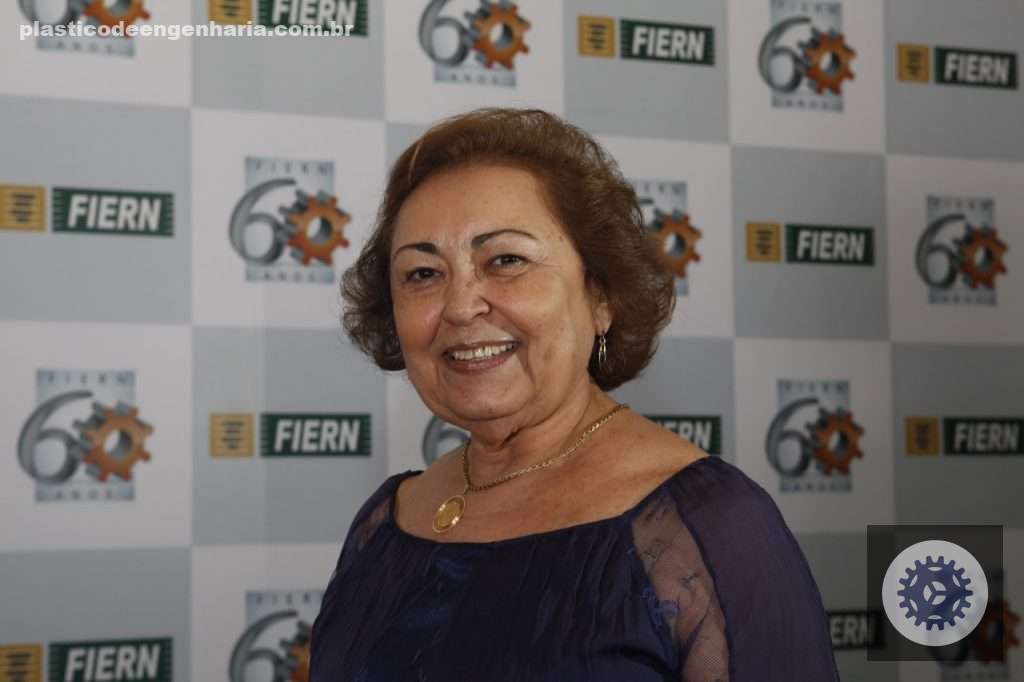 A presidente do SINDIPLAST-RN, Conceição Tavares, vestindo uma blusa azul escuro. Sua pele é parda e seus cabelos são marrons claros. A imagem representa a discussão a respeito das inovações em embalagens